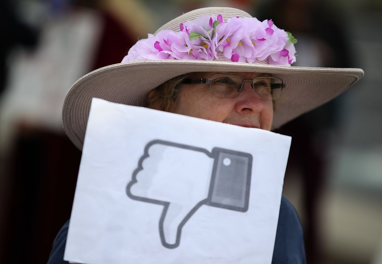 Участница акции протеста у штаб-квартиры Facebook в Менло-Парке