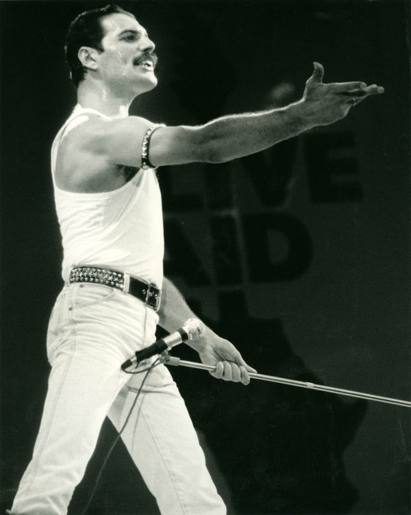 13 июля 1985. Фредди Меркьюри и Queen выступают в Лондоне