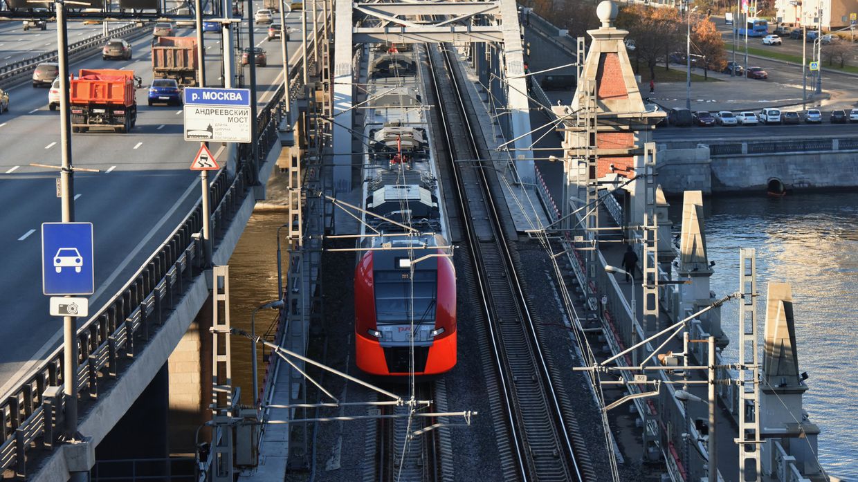 Электропоезд Ласточка на участке Московского центрального кольца на Андреевском мосту