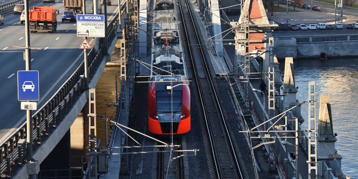 Электропоезд Ласточка на участке Московского центрального кольца на Андреевском мосту Электропоезд Ласточка на участке Московского центрального кольца на Андреевском мосту