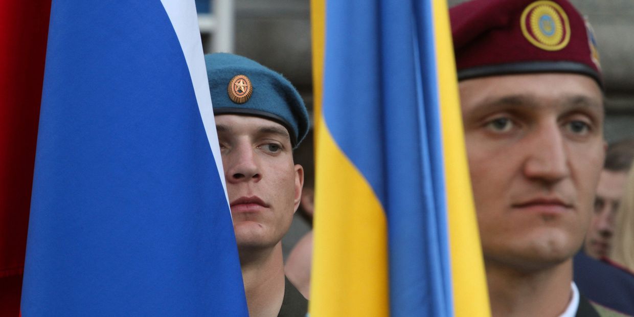 Российский и украинский знаменосцы во время генеральной репетиции совместного парада военнослужащих Вооруженных сил Украины, России и Белоруссии на Крещатике в Киеве