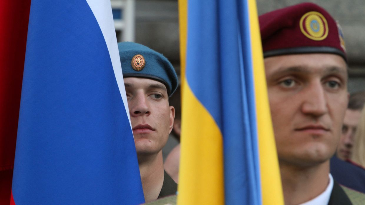 Российский и украинский знаменосцы во время генеральной репетиции совместного парада военнослужащих Вооруженных сил Украины, России и Белоруссии на Крещатике в Киеве