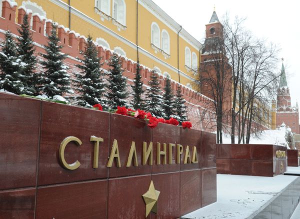 Блок с капсулой земли города-героя Сталинграда на аллее городов-героев в Александровском саду Москвы