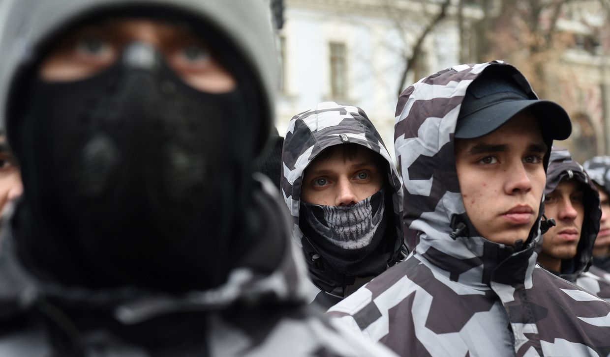 Колонна активистов украинской ультраправой партии принимает участие в митинге в Киеве
