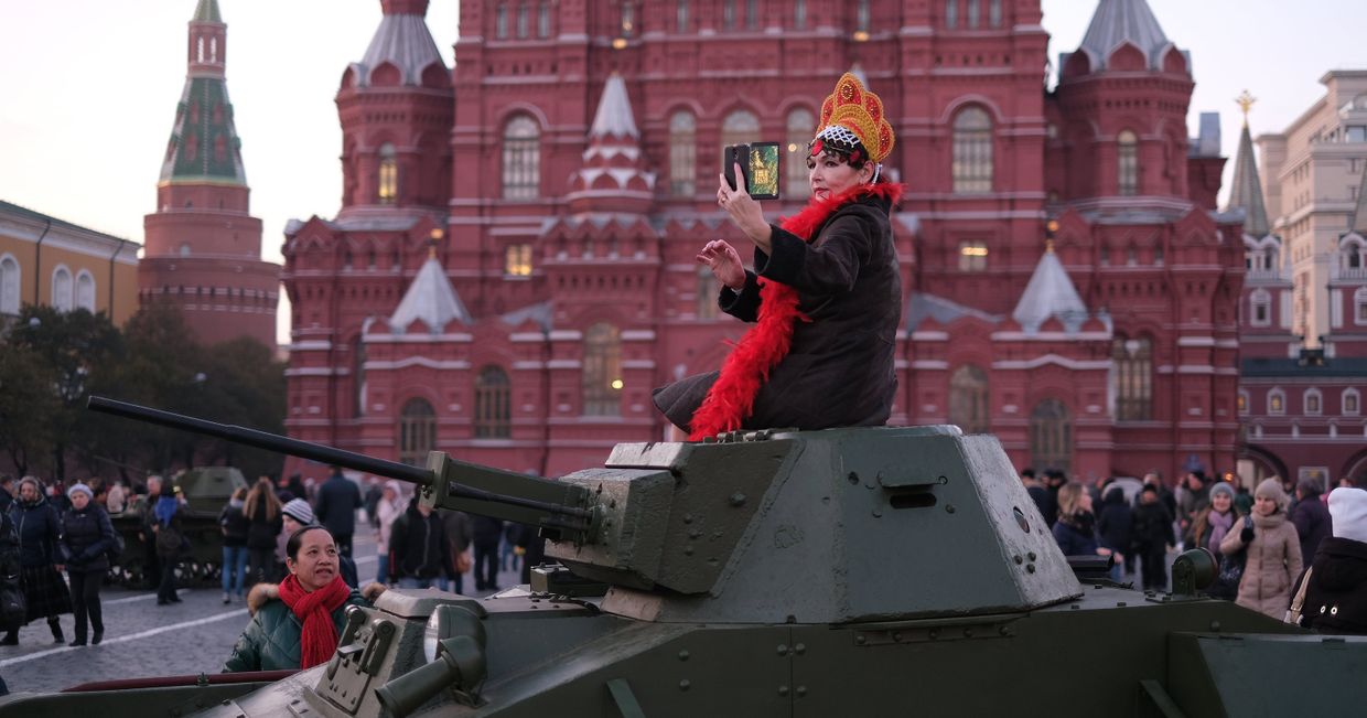 Женщина на Красной площади в Москве, где прошел посвященный 77-летию военного парада 1941 года марш Женщина на Красной площади в Москве, где прошел посвященный 77-летию военного парада 1941 года марш