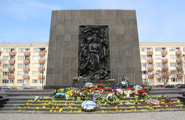 Памятник повстанцам Варшавского гетто, Варшава, Польша