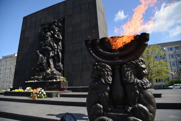 Памятник повстанцам Варшавского гетто, Варшава, Польша