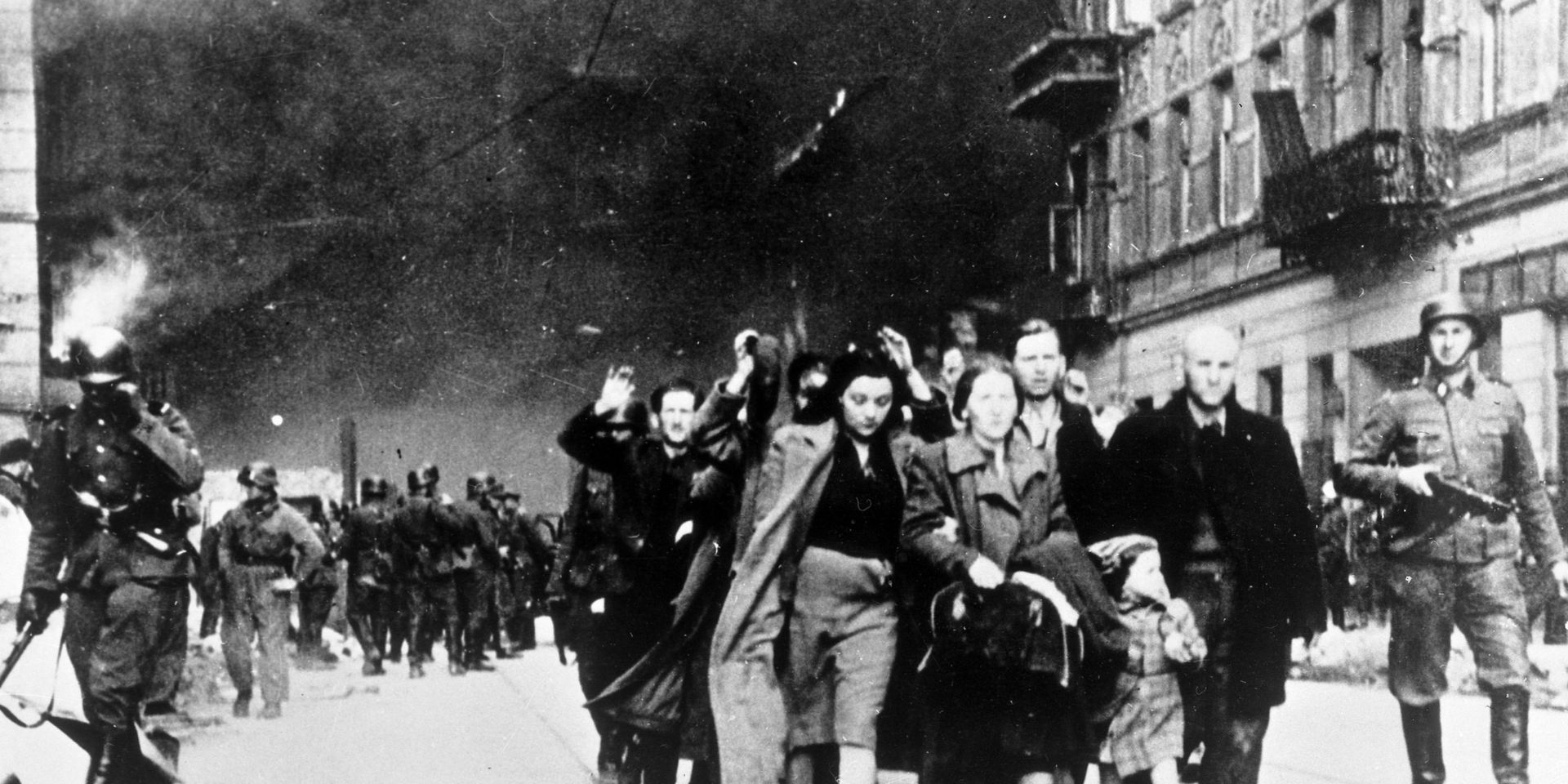 Жителей Варшавского гетто отправляют в лагерь смерти Треблинка Жителей Варшавского гетто отправляют в лагерь смерти Треблинка - ИноСМИ, 1920, 18.09.2020