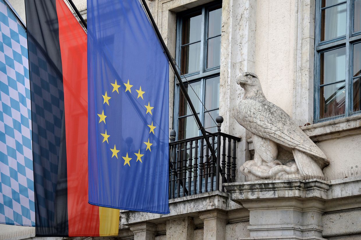 Флаги Баварии, Германии и Евросоюза на правительственном здании