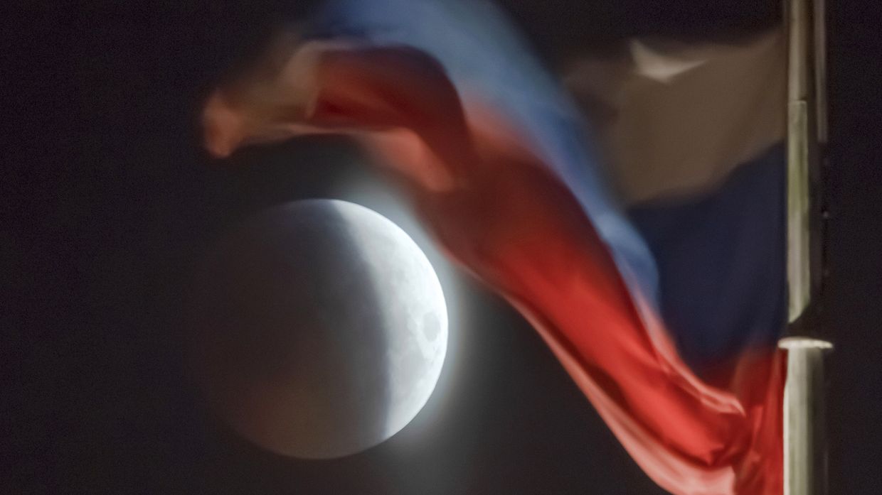 Российский государственный флаг в Санкт-Петербурге