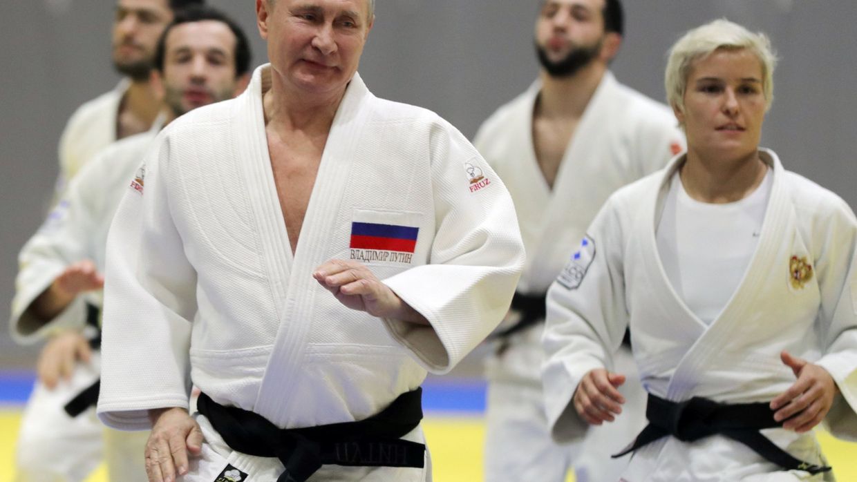 Президент РФ Владимир Путин во время тренировки по дзюдо на татами во время посещения спортивно-тренировочного комплекса Юг-Спорт. Справа - российская дзюдоистка Наталья Кузютина