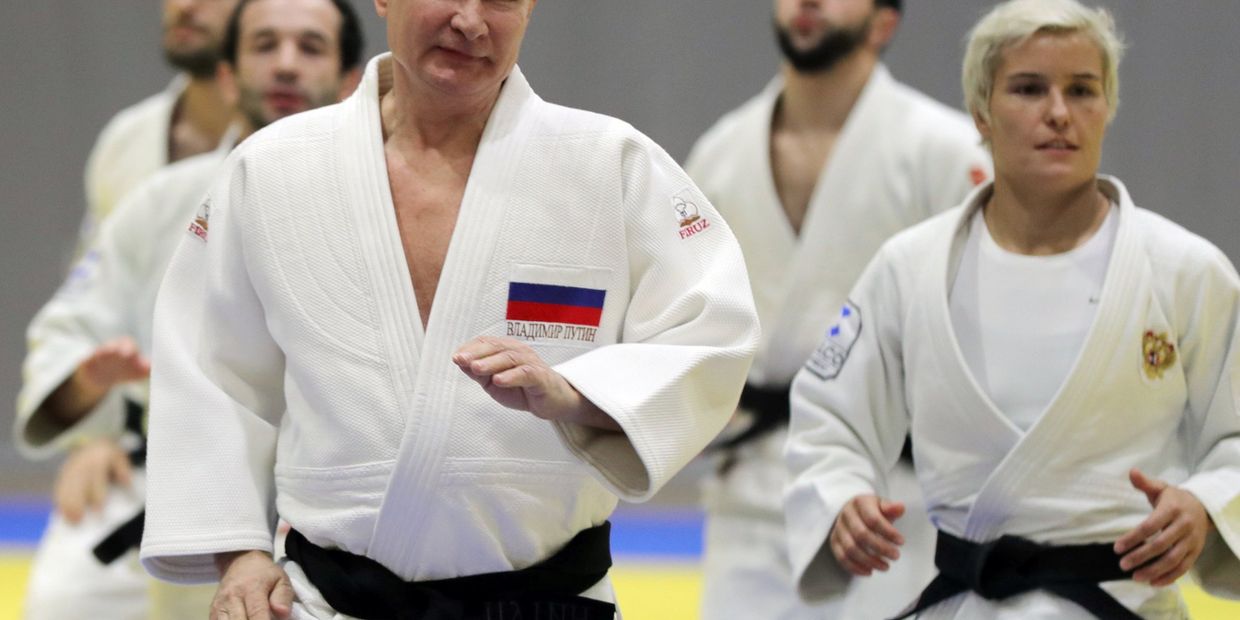 Президент РФ Владимир Путин во время тренировки по дзюдо на татами во время посещения спортивно-тренировочного комплекса Юг-Спорт. Справа - российская дзюдоистка Наталья Кузютина