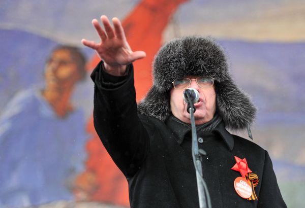 Политолог Сергей Кургинян выступает на митинге, организованном движением Суть времени у Всероссийского выставочного центра Политолог Сергей Кургинян выступает на митинге, организованном движением Суть времени у Всероссийского выставочного центра
