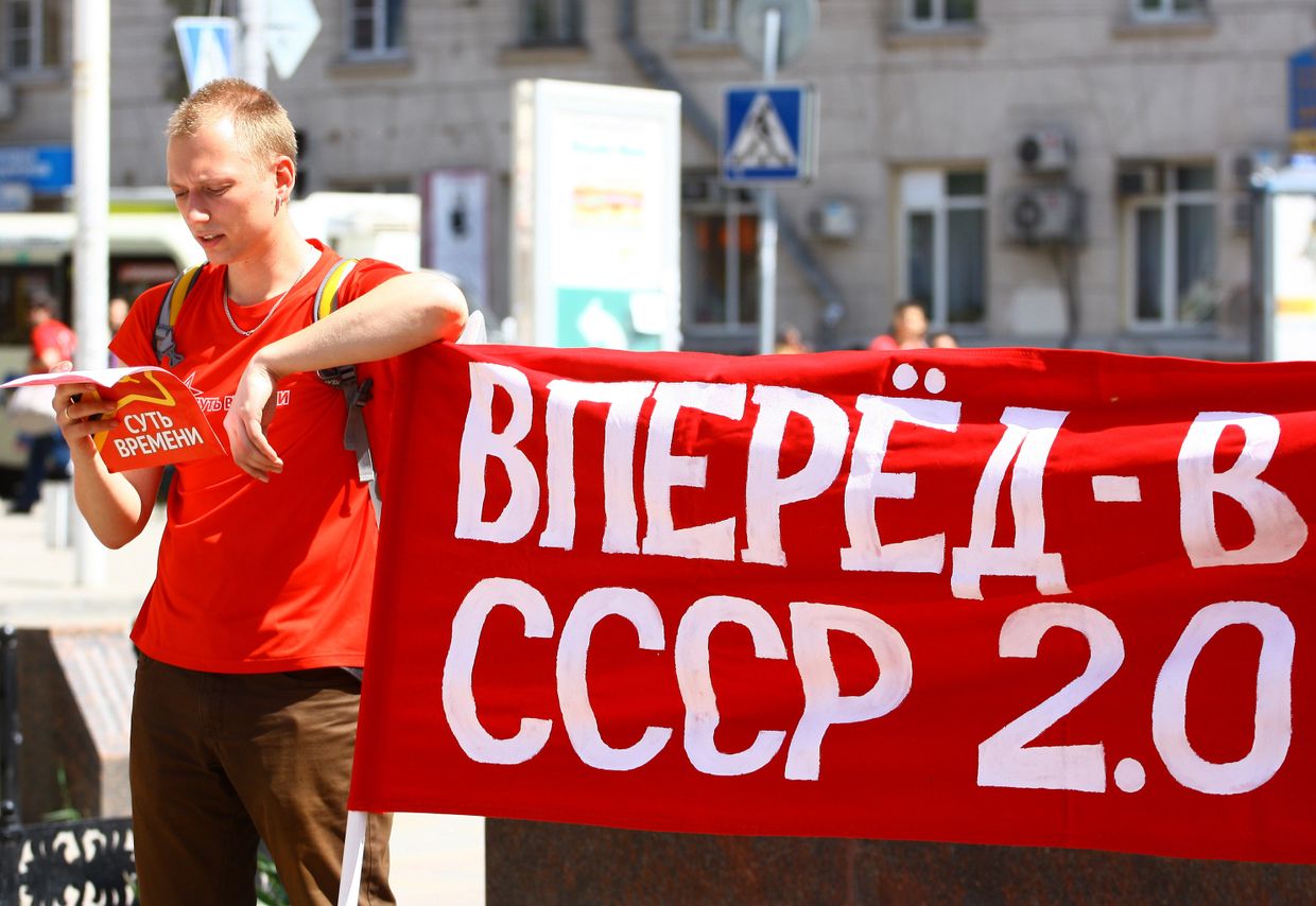 Участник общественного движения Суть времени во время первомайского шествия в Ростове-на-Дону