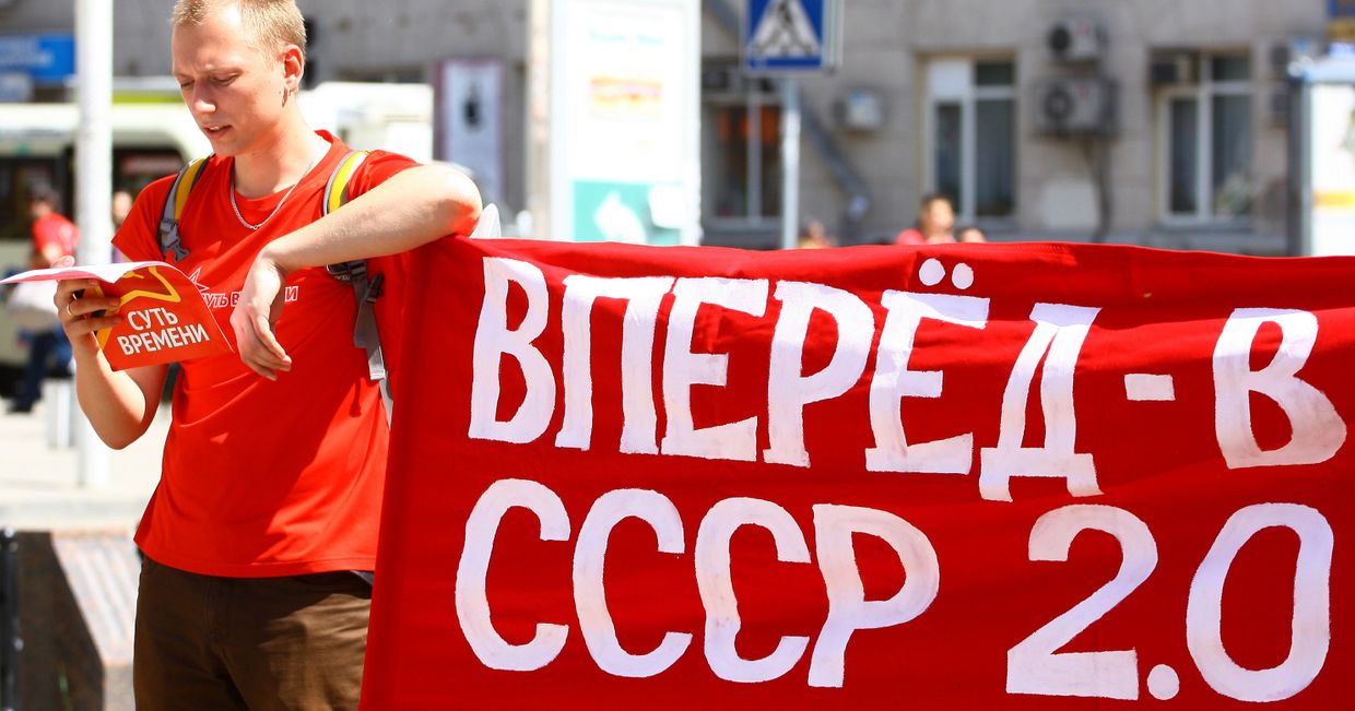Участник общественного движения Суть времени во время первомайского шествия в Ростове-на-Дону