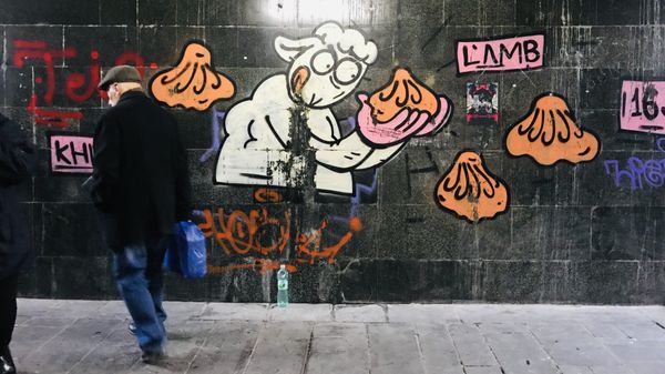 Граффити в подземном переходе в Тбилиси