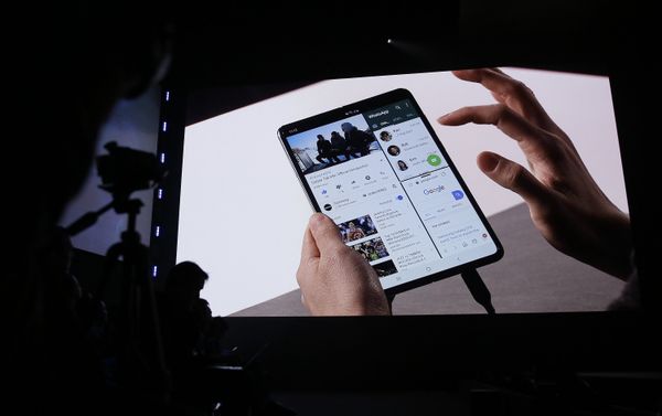 Смартфон Samsung Galaxy Fold Смартфон Samsung Galaxy Fold