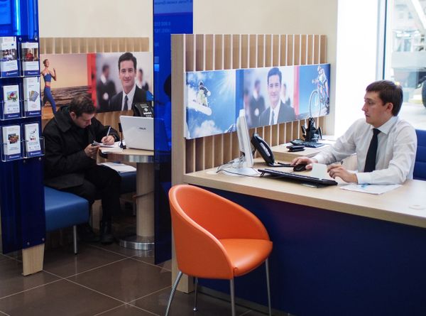 Сотрудник банка за работой в офисе Промсвязьбанка на Кутузовском проспекте в Москве