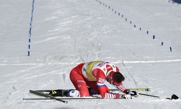 Сергей Устюгов (Россия) после финиша на дистанции скиатлона во время соревнований по лыжным гонкам среди мужчин на чемпионате мира-2019 по лыжным видам спорта в австрийском Зеефельде