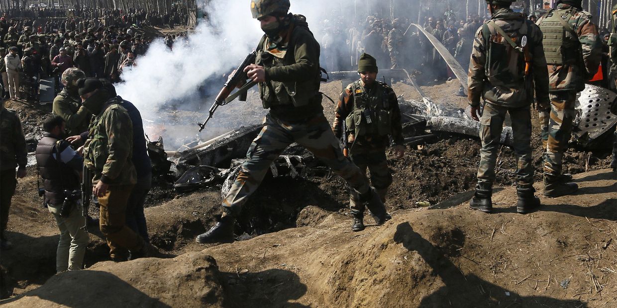 Индийские военные на месте крушения вертолета в Кашмире Индийские военные на месте крушения вертолета в Кашмире