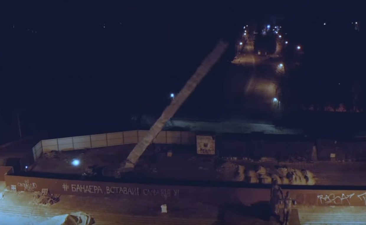 Во Львове с третьей попытки снесли Монумент славы