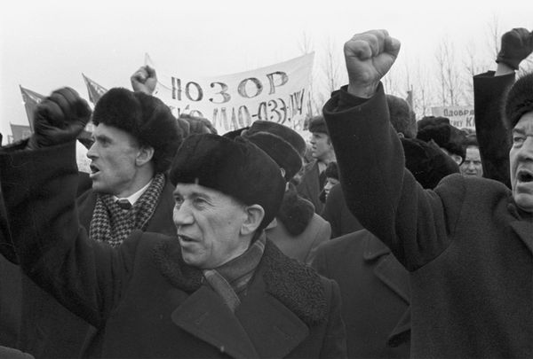 Манифестация протеста у здания посольства КНР в Москве против провокации на советско-китайской границе на острове Даманском