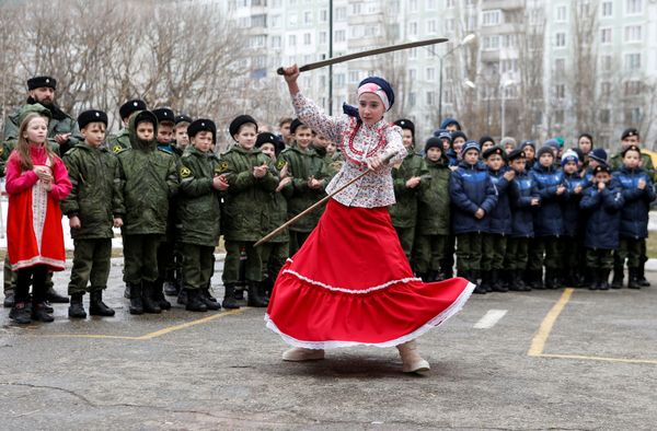 Ученики кадетской школы имени генерала Ермолова во время празднования Масленицы в Ставрополе