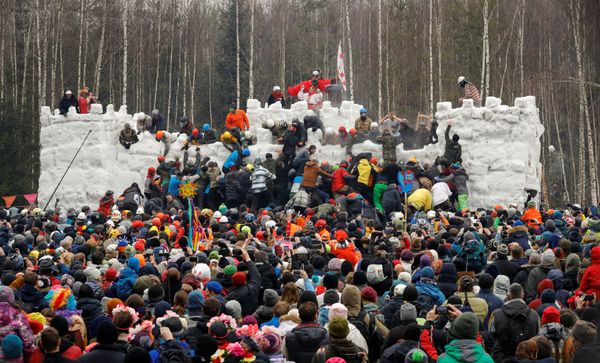 Штурм снежной крепости на Масленицу под Москвой