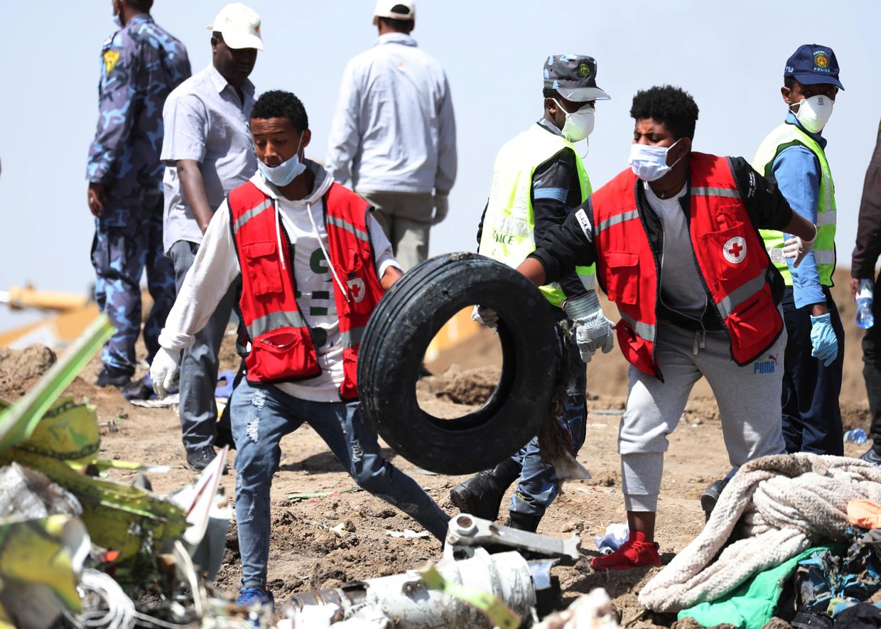 Поисковые работы на месте крушения самолета Ethiopian Airlines в Эфиопии Поисковые работы на месте крушения самолета Ethiopian Airlines в Эфиопии