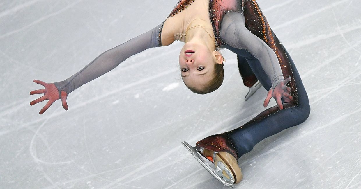 Александра Трусова (Россия) выступает в произвольной программе женского одиночного катания в финале Гран-при среди юниоров по фигурному катанию в Ванкувере