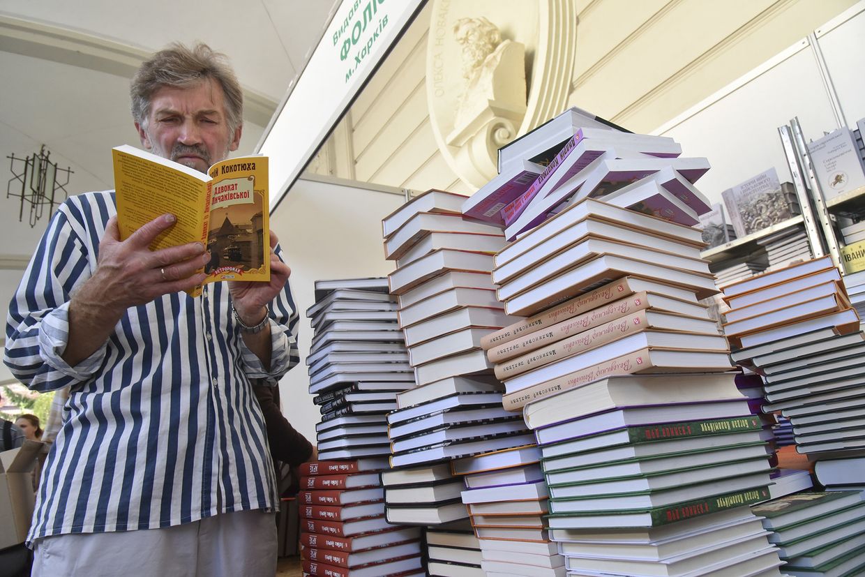 Посетитель книжной ярмарки во Львове