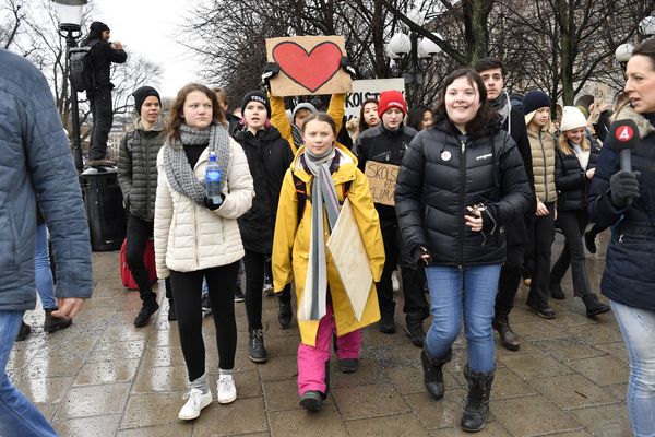 16-летняя шведская активистка Грета Тунберг (в центре) во время акции в Стокгольме