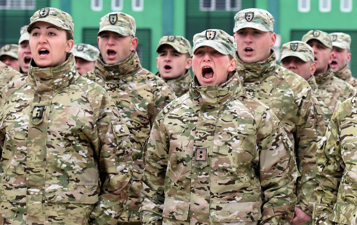 Грузинские офицеры во время церемонии вручения дипломов