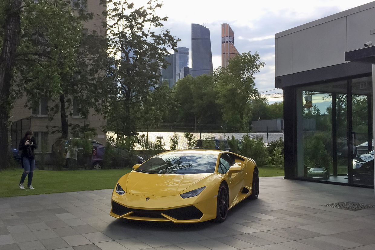 Автомобиль Lamborghini в дилерском центре в Москве