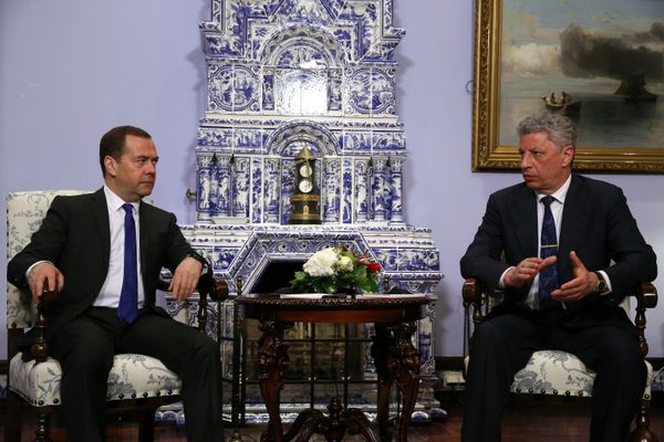 Премьер-министр РФ Д. Медведев встретился с кандидатом в президенты Украины Ю. Бойко и украинском политиком В. Медведчуком