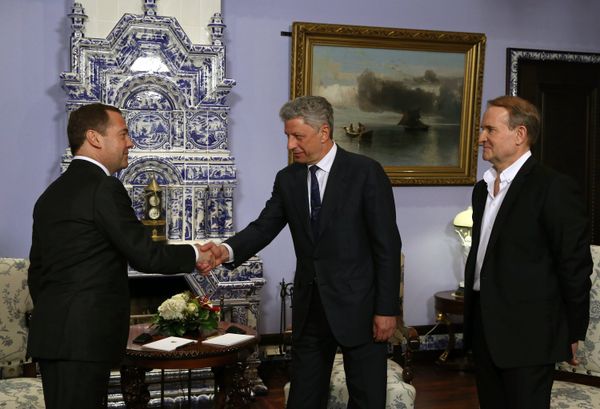 Премьер-министр РФ Д. Медведев встретился с кандидатом в президенты Украины Ю. Бойко и украинском политиком В. Медведчуком