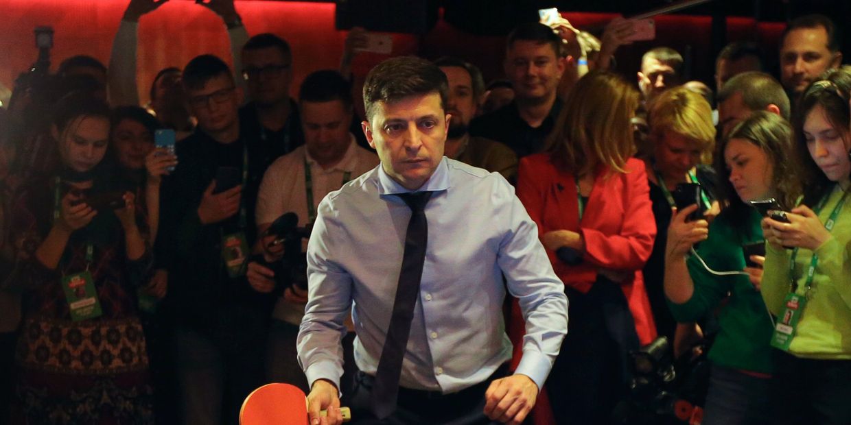 Кандидат в президенты Украины актер Владимир Зеленский играет в настольный теннис в своем избирательном штабе в Киеве