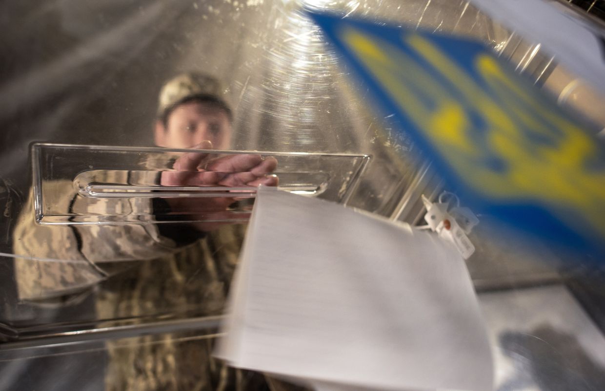 Украинский солдат на избирательном участке в Курахово