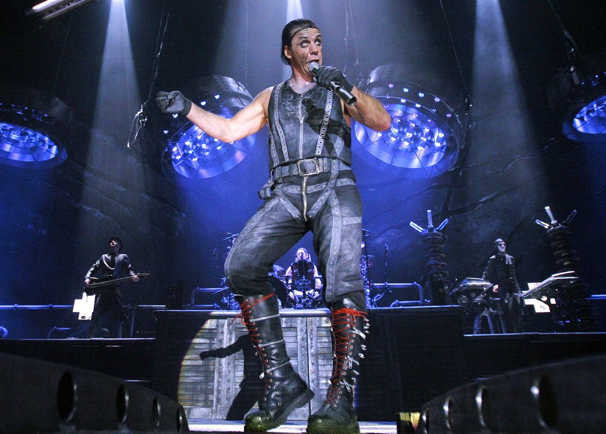 Солист группы Rammstein Тилль Линдеманн на концерте в Москве