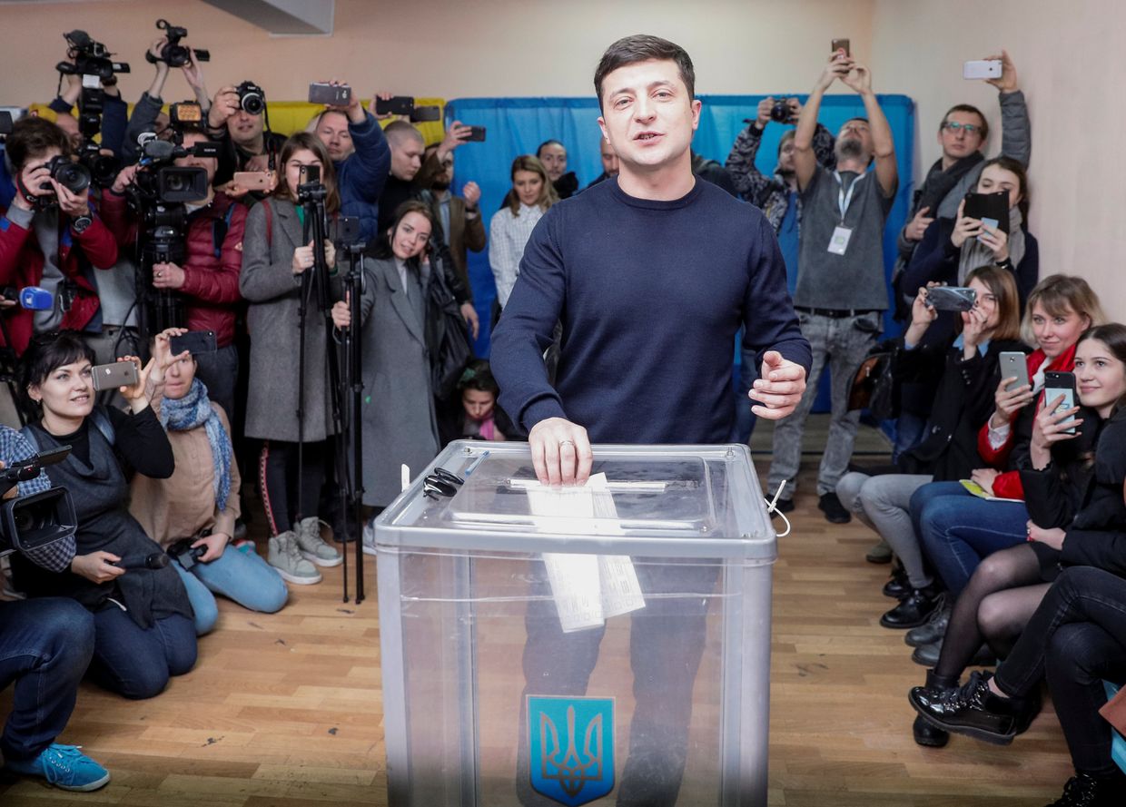 Украинский комик и кандидат в президенты Владимир Зеленский на избирательном участке