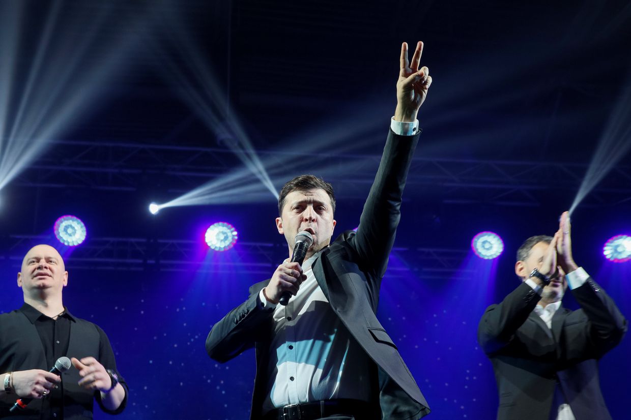 Владимир Зеленский во время юмористического шоу на Украине
