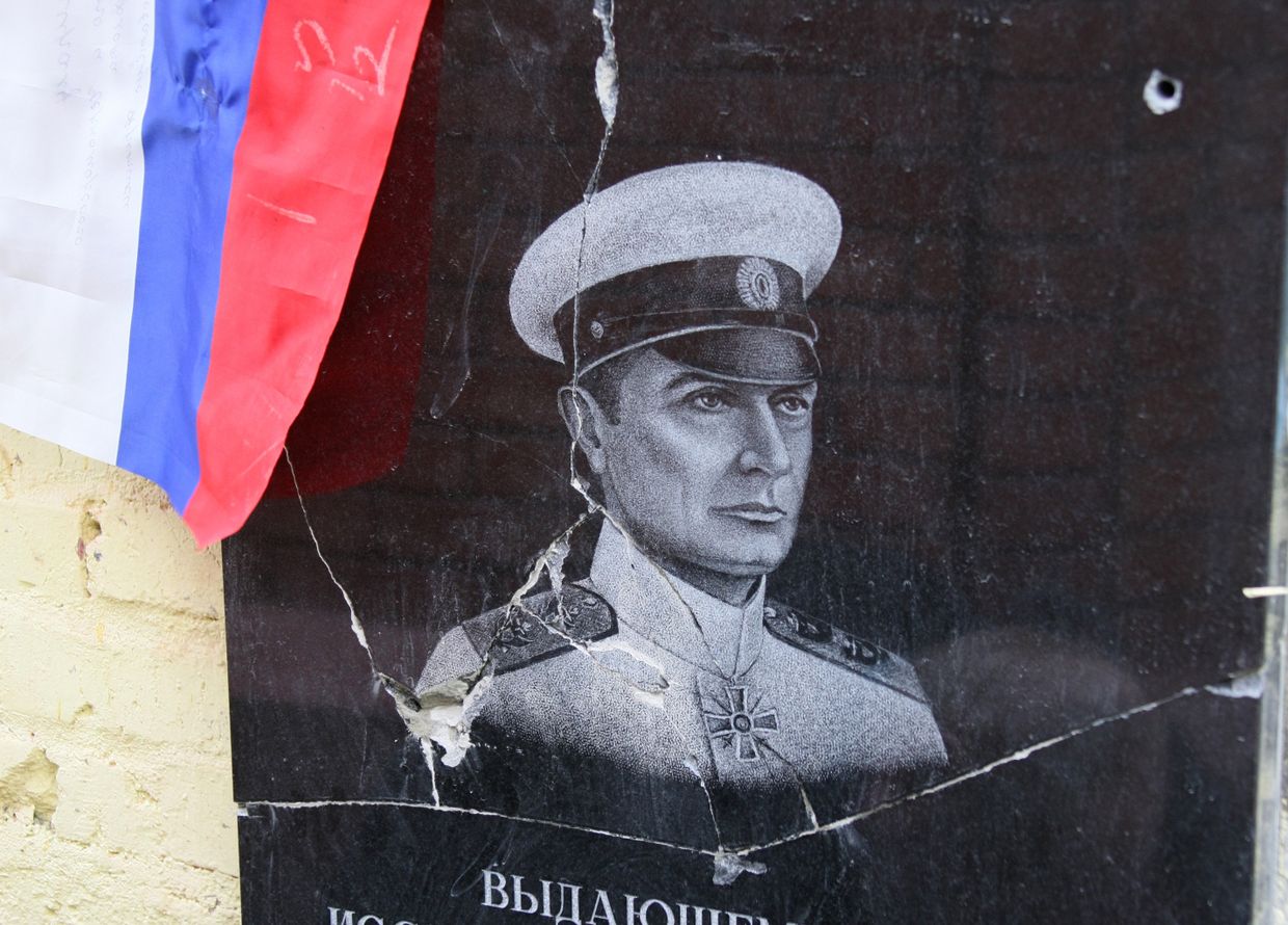 Разбитая вандалами мемориальная доска в честь адмирала А.Колчака