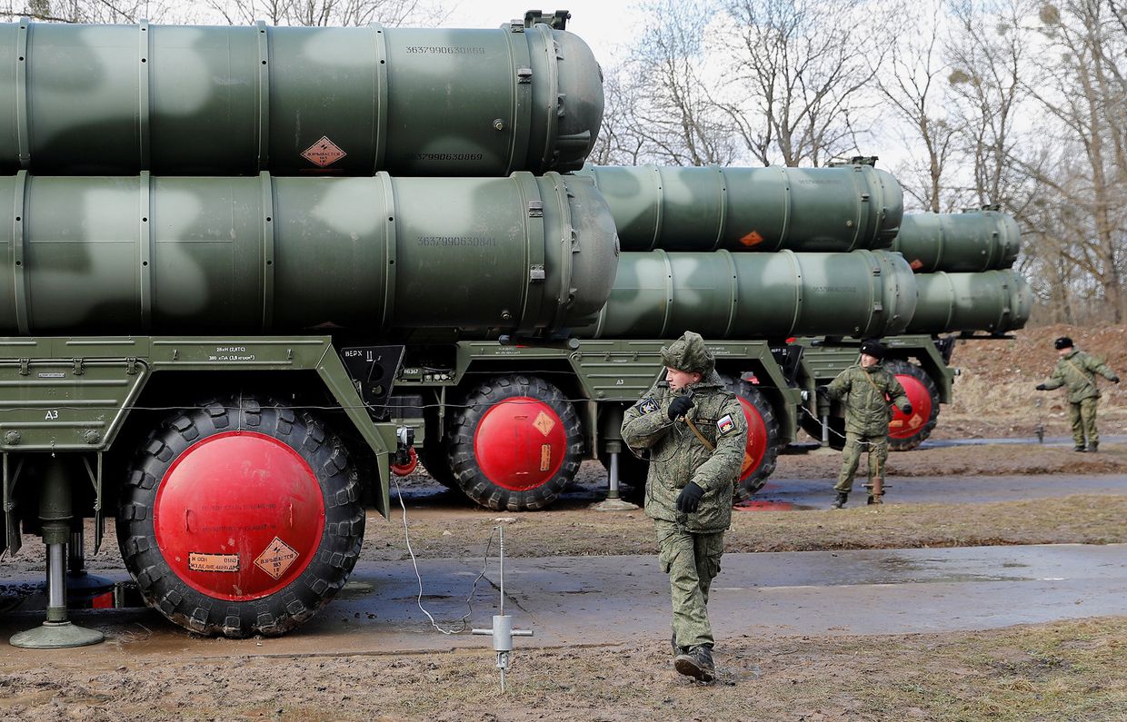 Боевые расчеты новейших зенитных ракетных систем С-400 Триумф