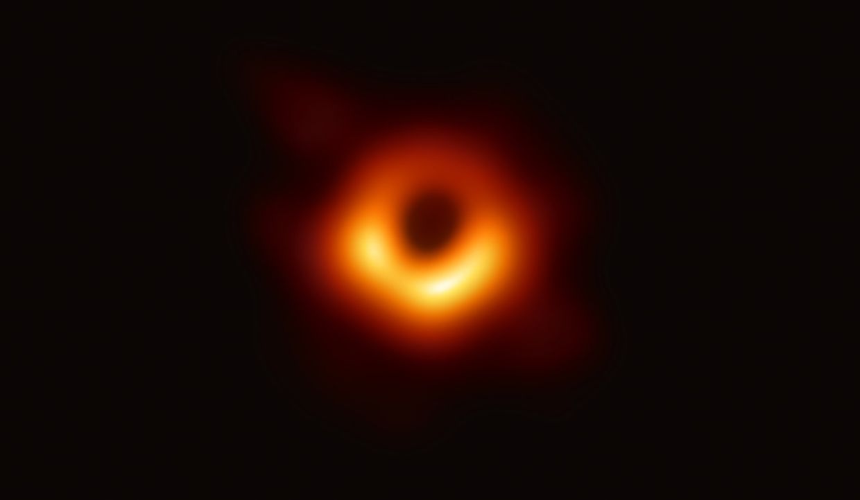 Фотография черной дыры
