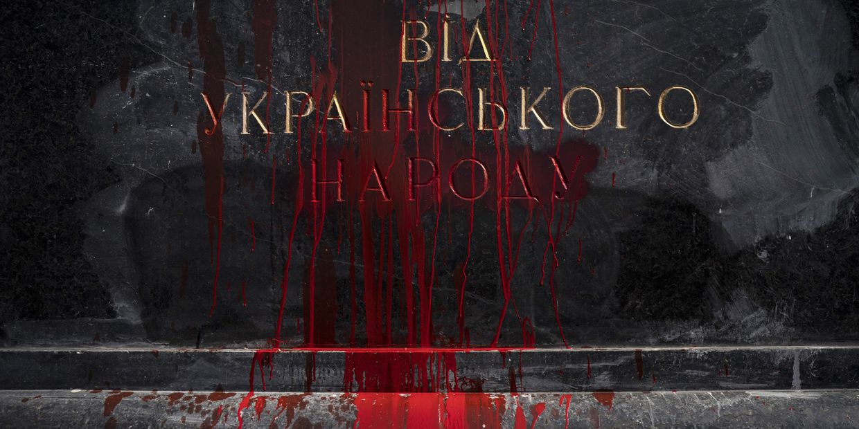 Украинские националисты забрызгали красной краской памятник герою войны генералу Красной армии Николаю Ватутину, погибшему при освобождении Киева