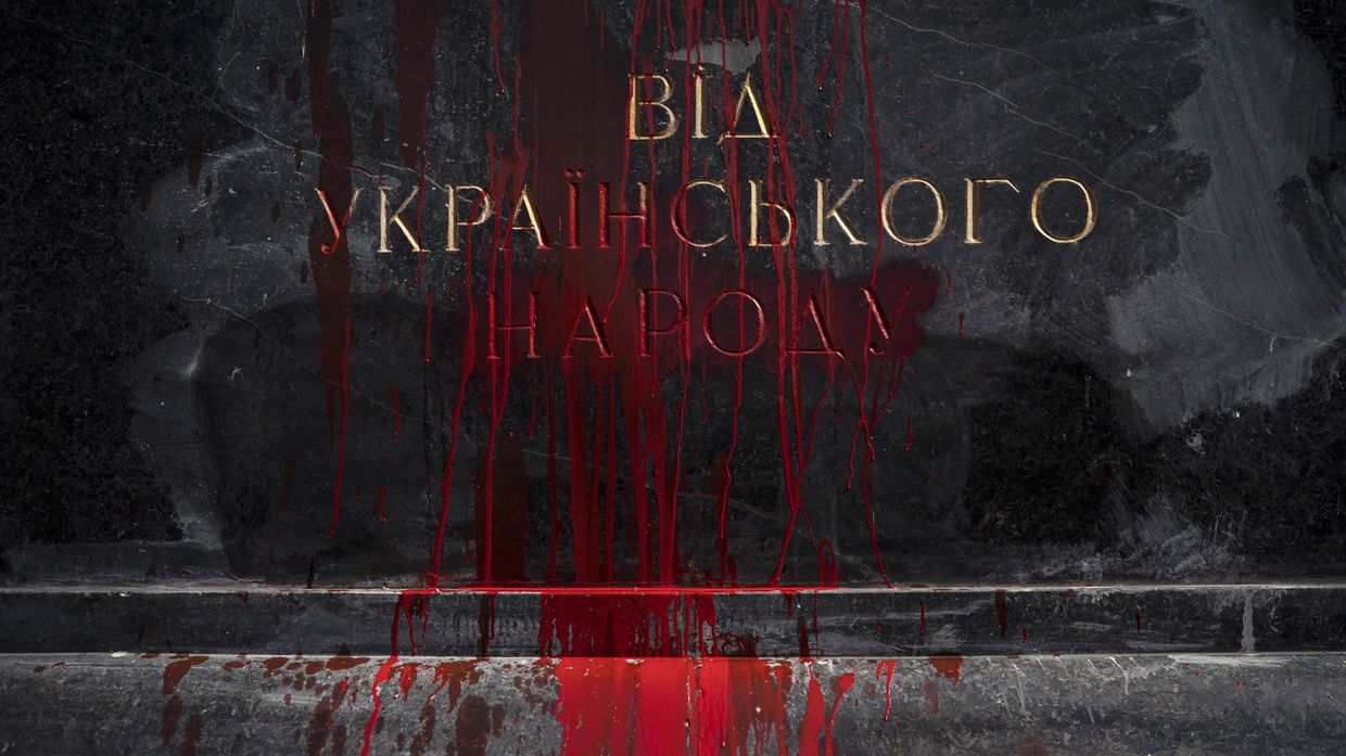 Украинские националисты забрызгали красной краской памятник герою войны генералу Красной армии Николаю Ватутину, погибшему при освобождении Киева Украинские националисты забрызгали красной краской памятник герою войны генералу Красной армии Николаю Ватутину, погибшему при освобождении Киева