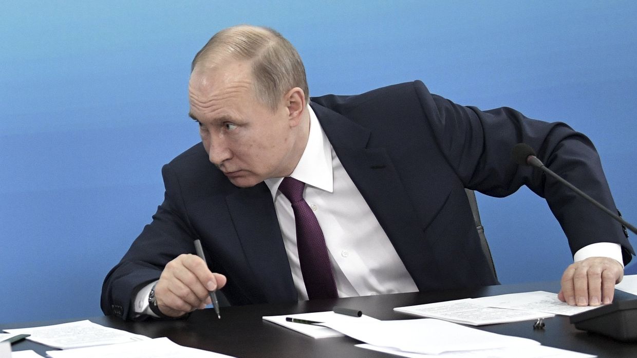 Президент России Владимир Путин работает за столом