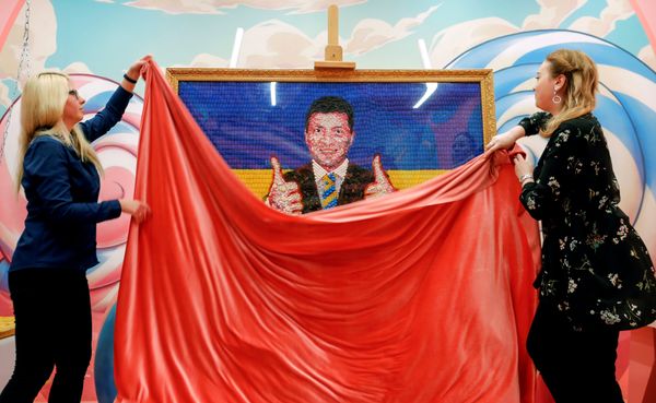 Портрет Владимира Зеленского, сделанный из конфет