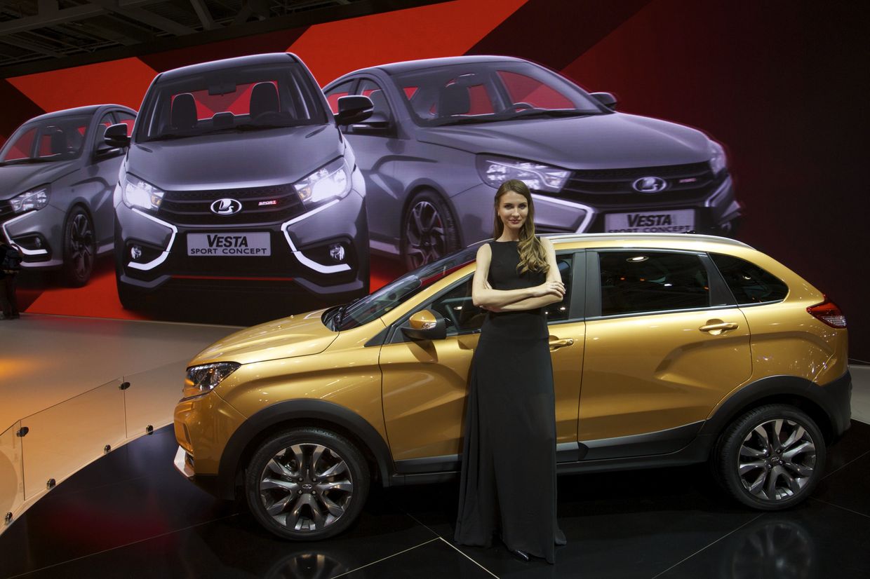 Модель позирует на фоне автомобиля Lada XRay Модель позирует на фоне автомобиля Lada XRay