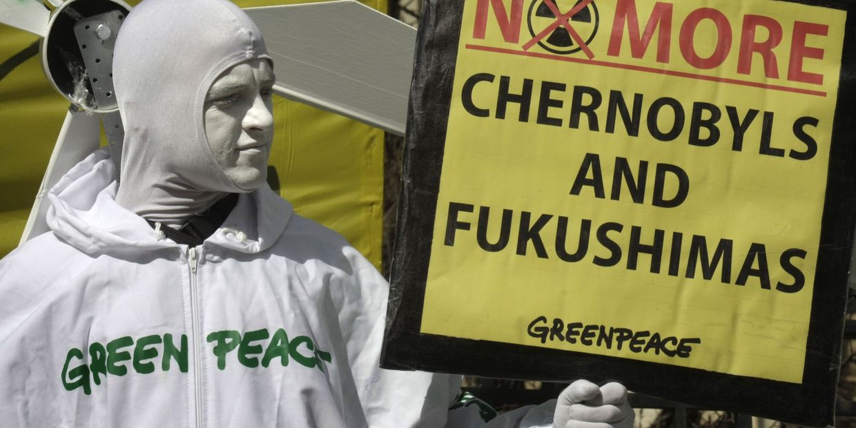 Сторонник Greenpeace протестует против атомной энергии в Европе Сторонник Greenpeace протестует против атомной энергии в Европе